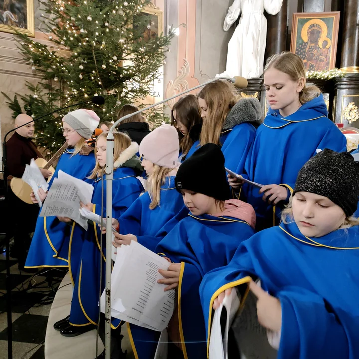 Schola „Promyczki” zaśpiewała kolędy i pastorałki (ZDJĘCIA)