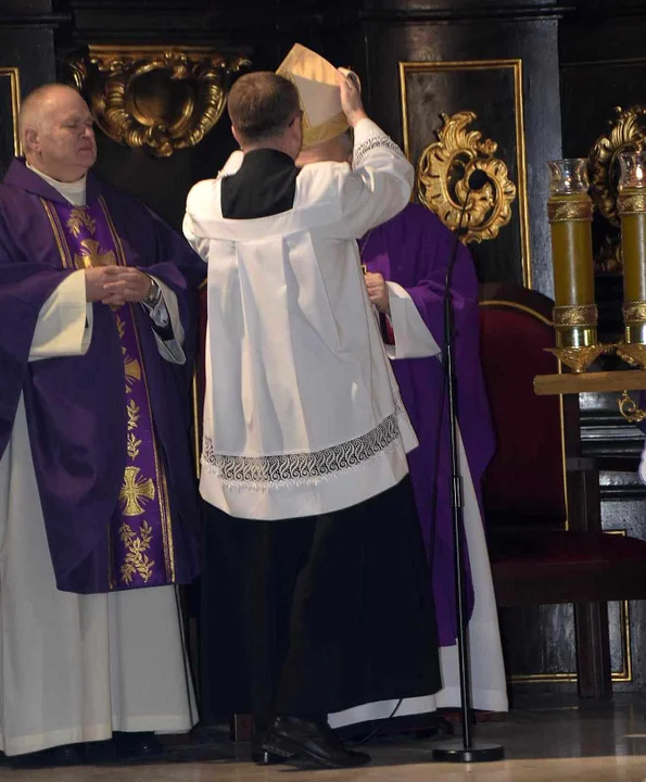 Biskup Grzegorz Suchodolski odwiedził Parafię Podwyższenia Krzyża Św. Ingres Biskupa z plebanii do kościoła i msza święta
