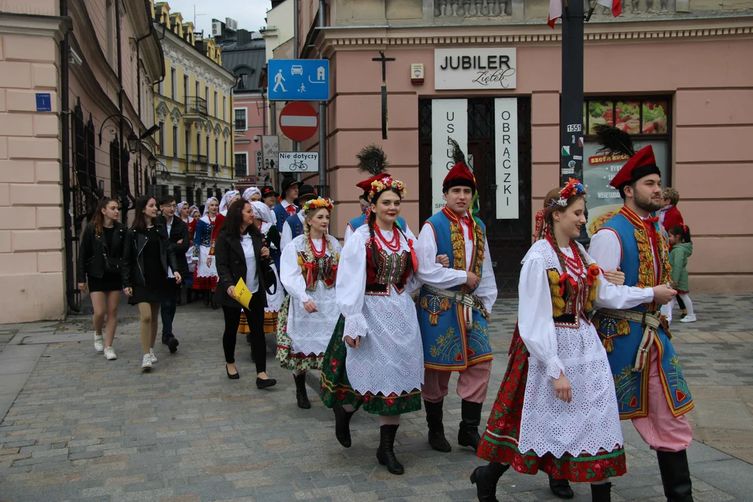 Obchody 3 maja w Lublinie. Mieszkańcy zatańczyli wspólnie Poloneza