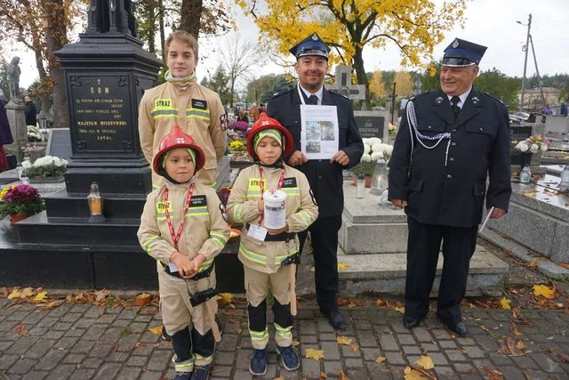 Opole Lubelskim: Strażacy ochotnicy kwestują na cmentarzu (ZDJĘCIA) - Zdjęcie główne