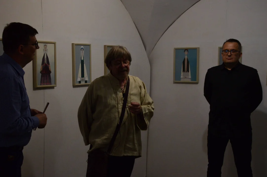 Wystawa malarstwa ,,Stroje ludowe" autorstwa Marka Leszczyńskiego jest do zobaczenia w Galerii Oranżeria - Zdjęcie główne