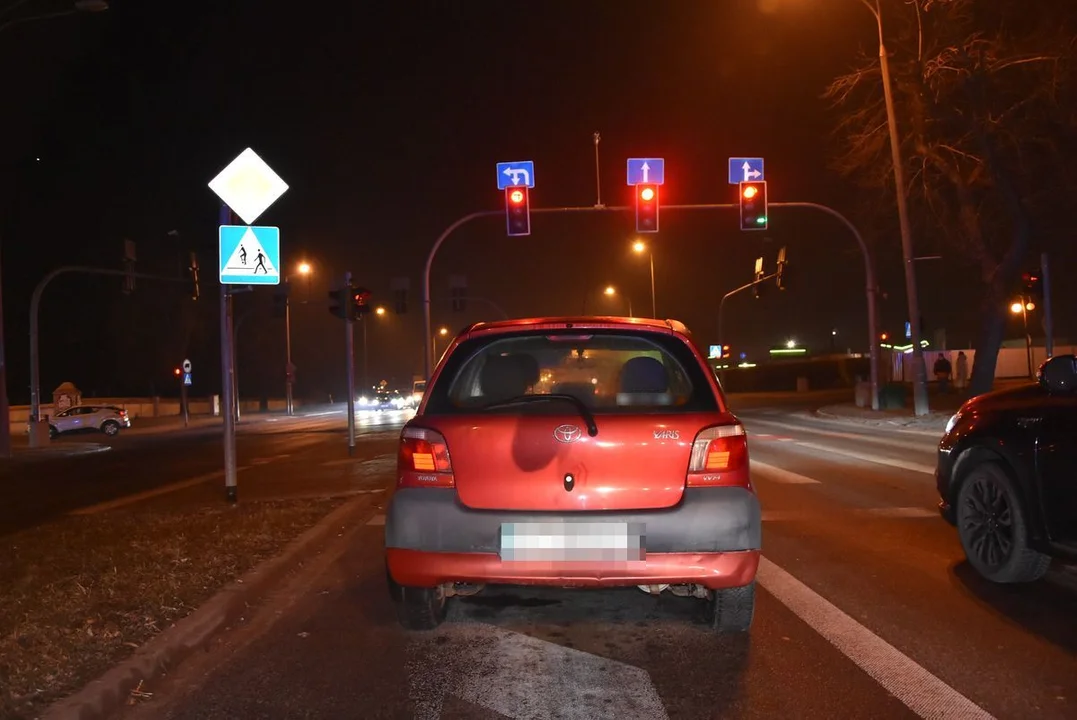 Lubelskie: Jeden zasnął za "kółkiem", drugi wjechał w ogrodzenie. Obaj pijani