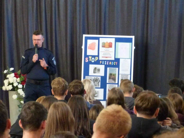 Policjanci w RCEZ w Lubartowie. Tydzień Przeciwdziałania Przemocy - Zdjęcie główne