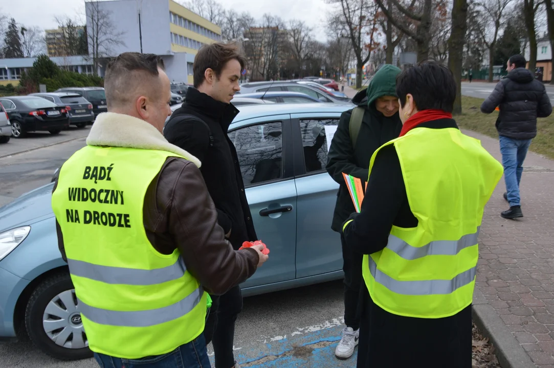 Akcja rozdawania odblasków w Puławach