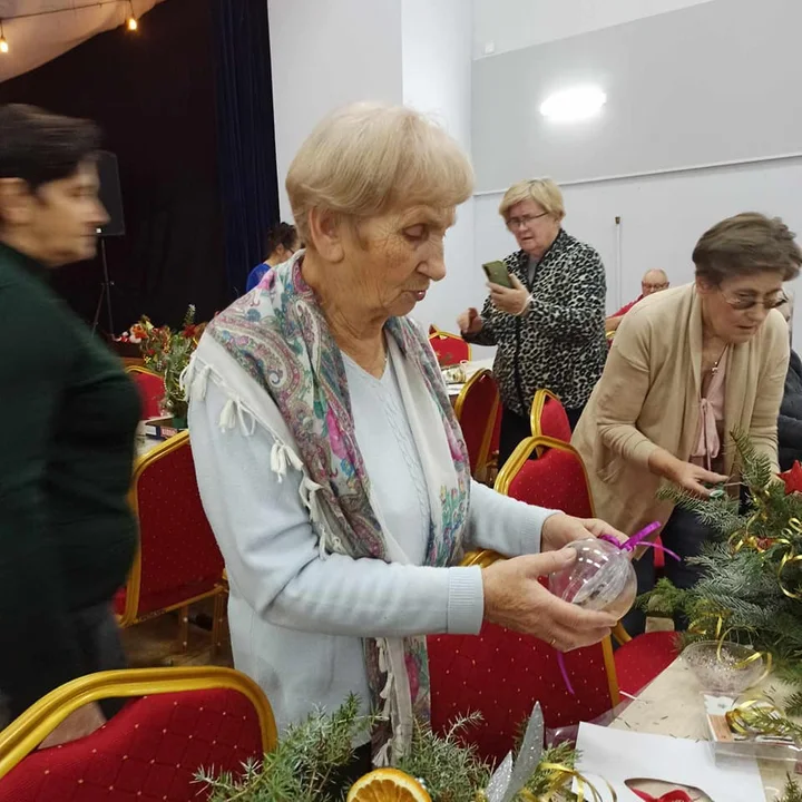 Seniorzy z gminy Trzebieszów zrobili świąteczne stroiki