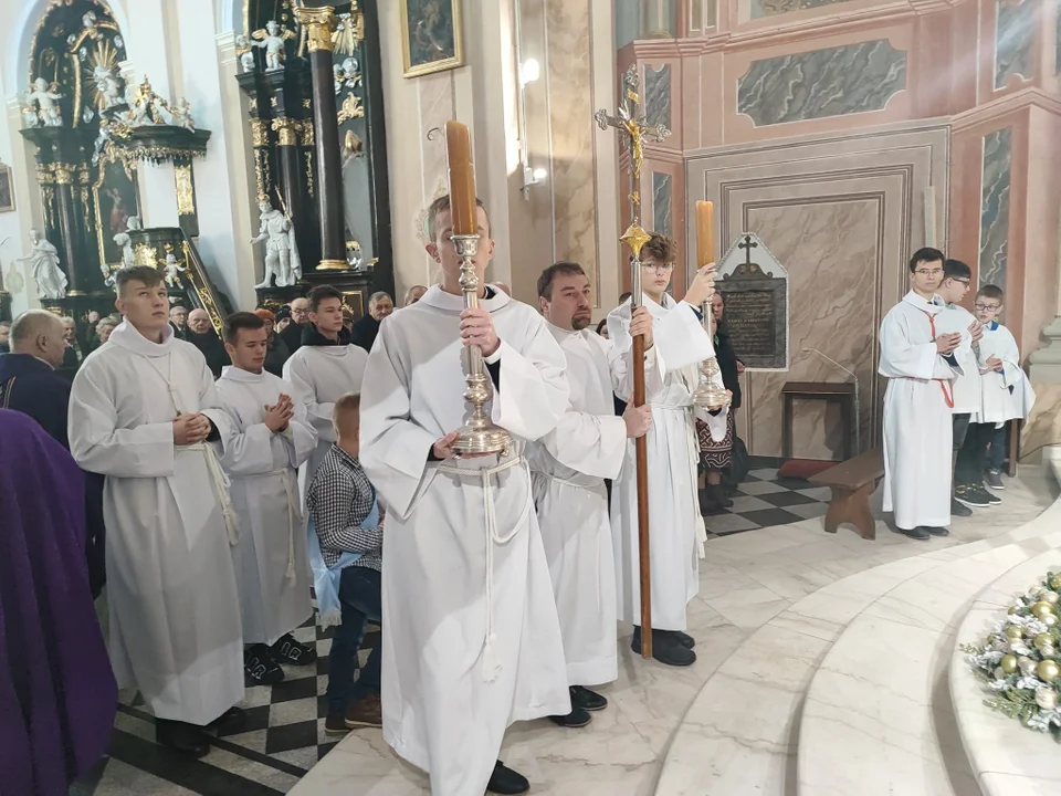 Biskup Grzegorz Suchodolski odwiedził Parafię Podwyższenia Krzyża Św. Ingres Biskupa z plebanii do kościoła i msza święta