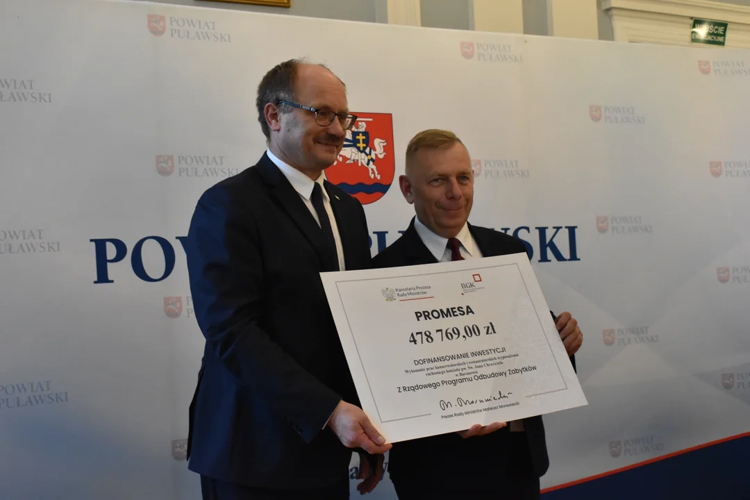 Wręczenie promes na renowację zabytków w powiecie puławskim