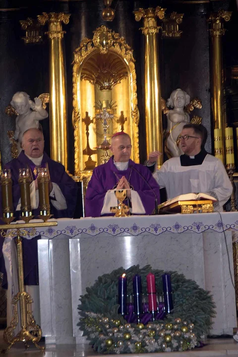 Biskup Grzegorz Suchodolski odwiedził Parafię Podwyższenia Krzyża Św. Ingres Biskupa z plebanii do kościoła i msza święta