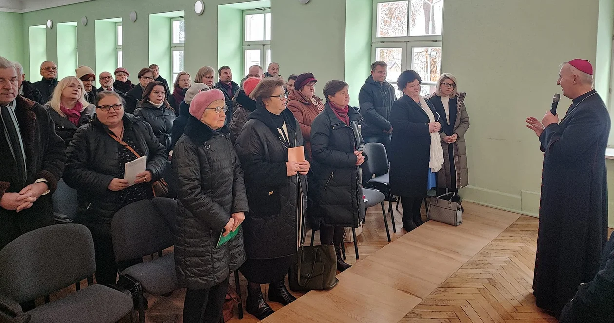 Bp Grzegorz Suchodolski spotkał się z: Radą Duszpasterską, Rada Ekonomiczną, wspólnotami oraz nauczycielami w parafii Podwyższenia Krzyża Św. (zdjęcia) - Zdjęcie główne