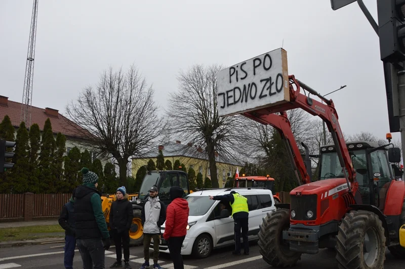 Protest rolników i hasła : ,,PIS - PO JEDNO ZŁO" . Na skrzyżowaniach dróg wojewódzkich w Radzyniu trwa całkowita blokada - Zdjęcie główne