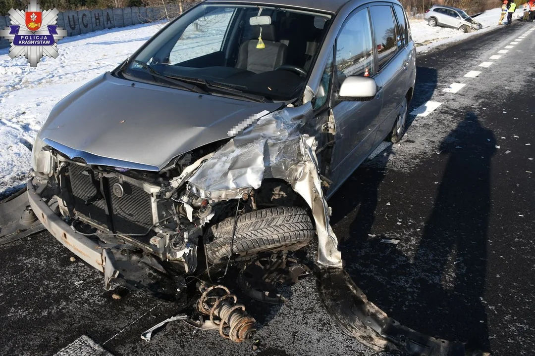 Lubelskie: Toyota zderzyła się z Chevroletem przy skręcaniu na posesję. Jedna osoba w szpitalu - Zdjęcie główne