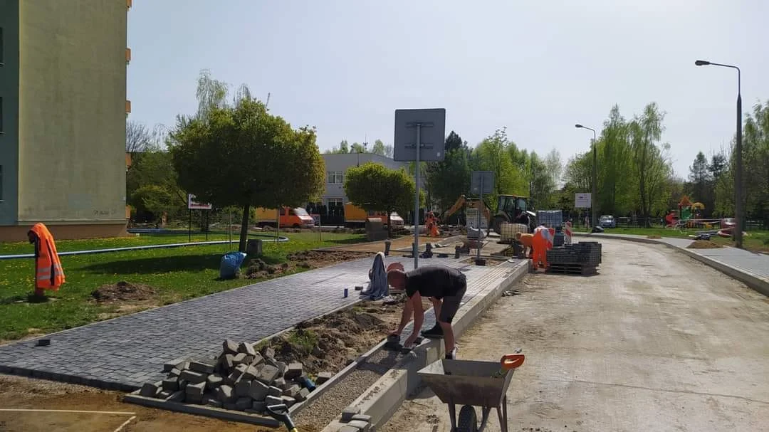 Ale się uwijają! Oto postępy prac na Obrońców Pokoju - Zdjęcie główne