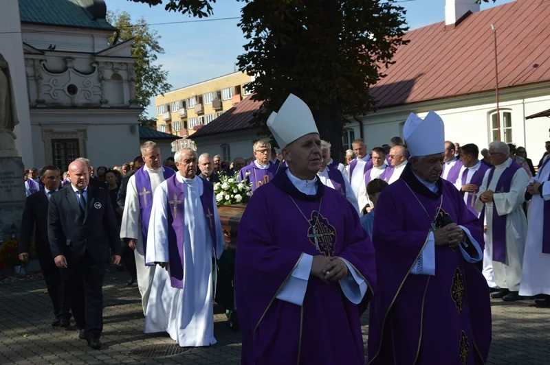 W kościele Trójcy Świętej odprawiono pogrzeb śp. ks. kan. Jerzego Janowskiego - Zdjęcie główne