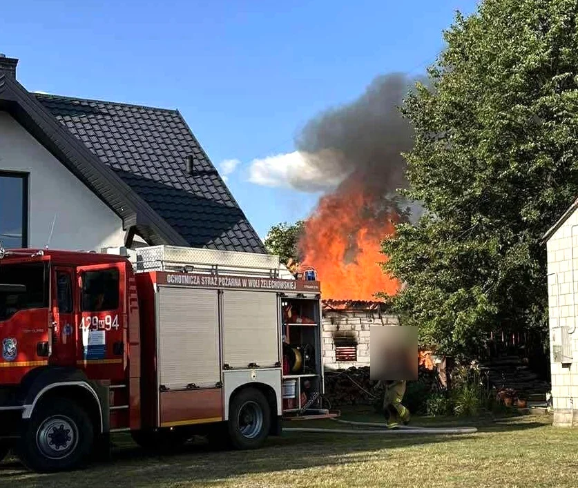 Spalił się budynek gospodarczy w Starym Kębłowie. Pożar gasiło aż dziesięć zastępów - Zdjęcie główne