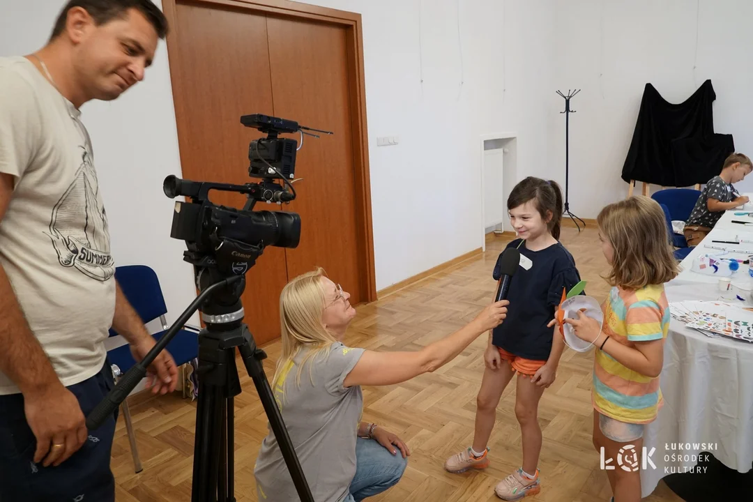 Wakacje z ŁOK. Warsztaty plastyczne, teatralne, dziennikarskie oraz muzyczne