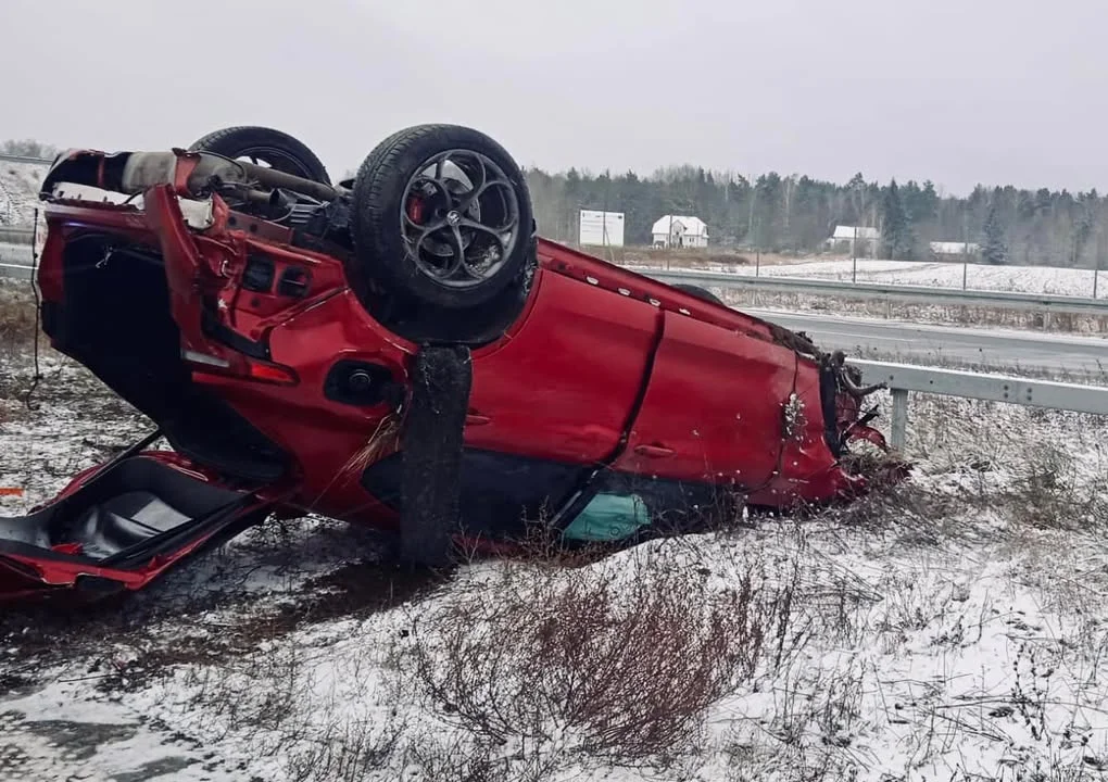 Kolejne dachowanie na S17. Alfa romeo w strzępach - Zdjęcie główne