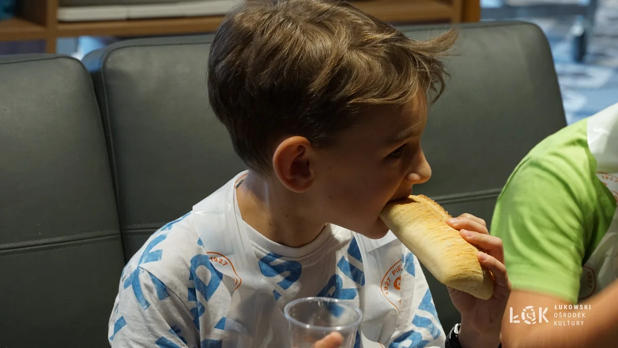 Wakacje z ŁOK. Dzieci piekły własne bułki, chałki oraz pizzę