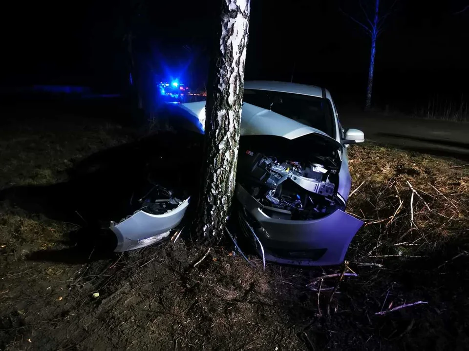 Słotwiny: Stracił panowanie nad pojazdem i uderzył w drzewo (ZDJĘCIA) - Zdjęcie główne