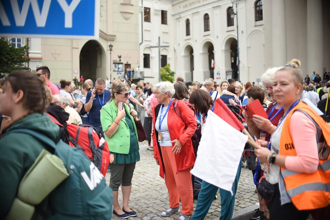 Pielgrzymi z Puław wyruszyli na szlak. Dzisiaj dotrą do Bełżyc [ZDJĘCIA]