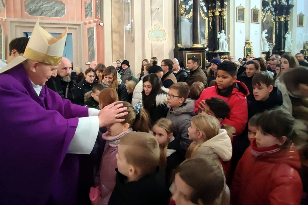 Dzieci z rodzicami modliły się podczas mszy św. z udziałem Bpa Grzegorza Suchodolskiego. Błogosławieństwo przez nałożenie rąk
