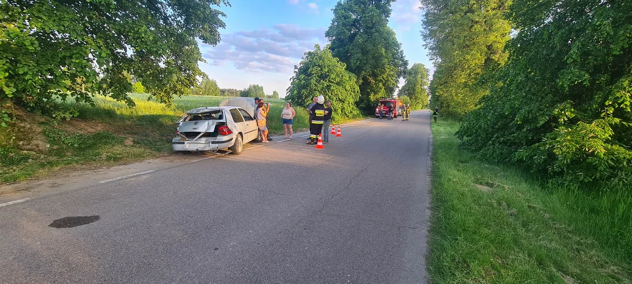 Wypadek pod Serokomlą. 19-latek nie zapanował nad samochodem i uderzył w drzewo [ZDJĘCIA] - Zdjęcie główne