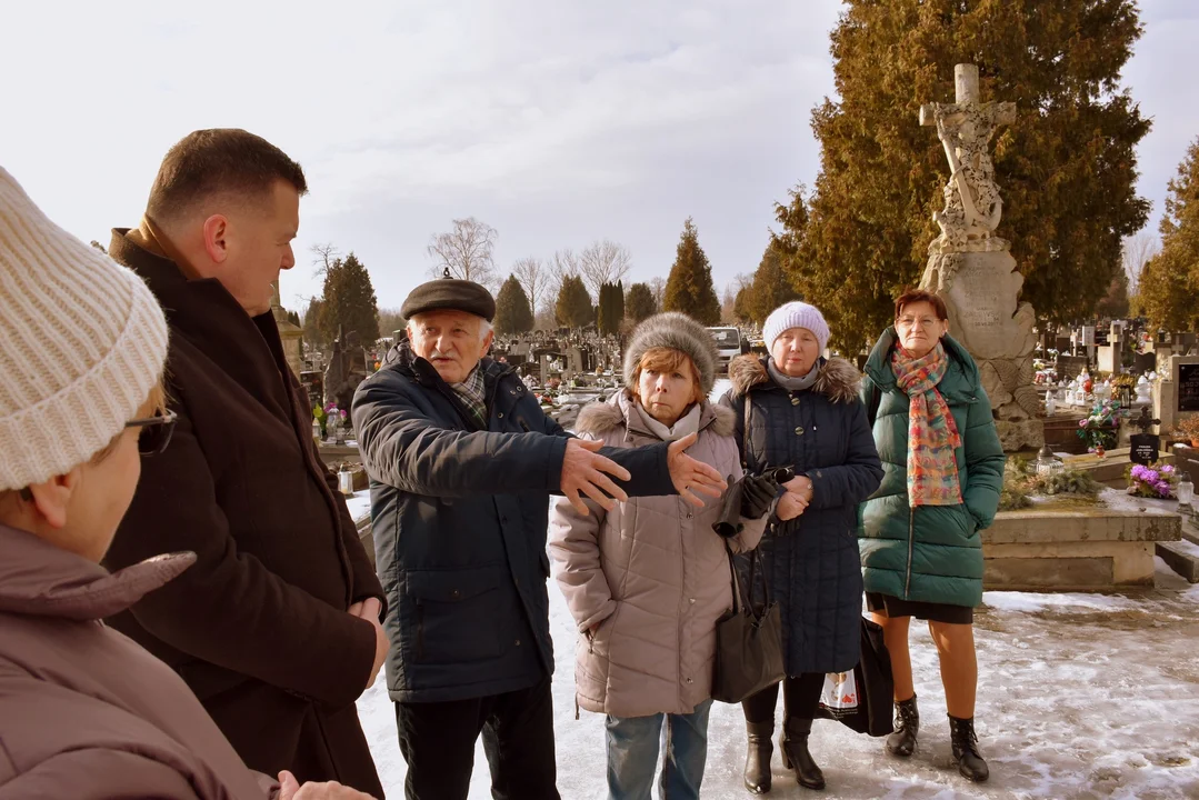 Burmistrz i LTR składają kwiaty na cmentarzu w Lubartowie