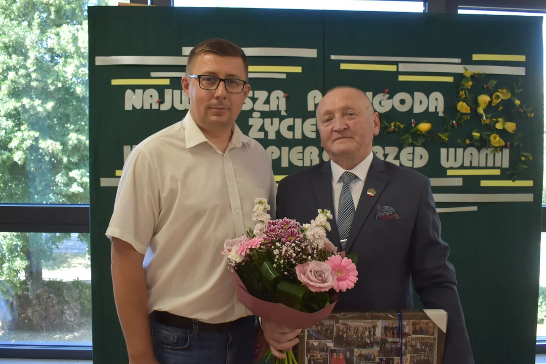 Pracownicy i uczniowie pożegnali dyrektora "Budowlanki" (zdjęcia) - Zdjęcie główne