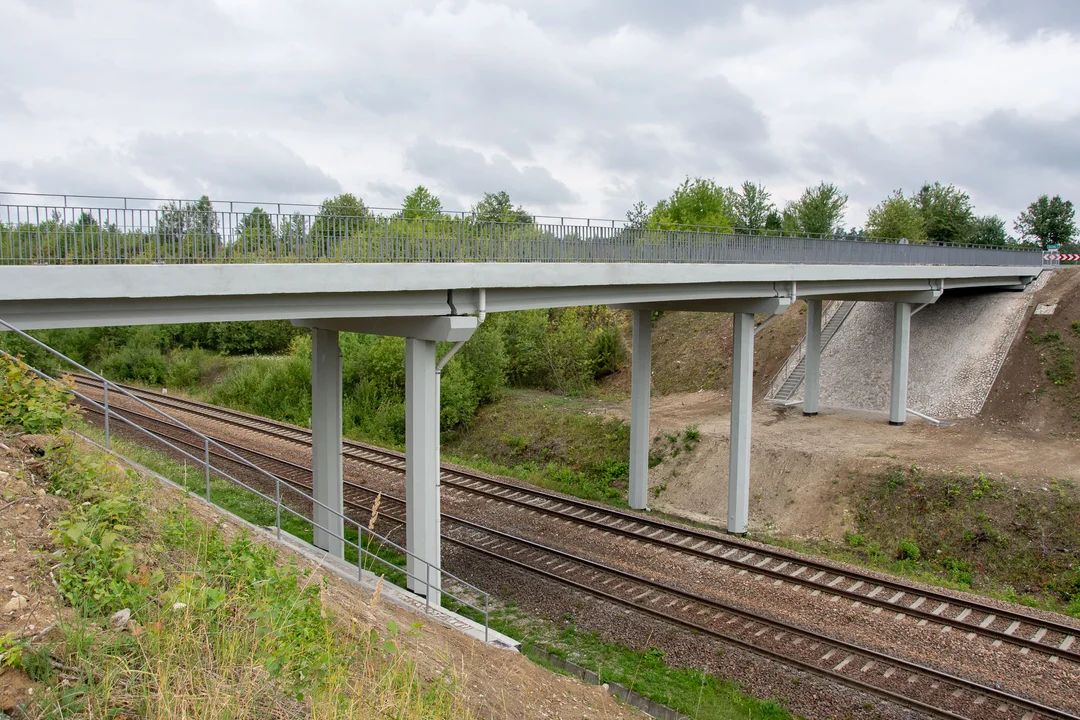Wiadukt na finiszu. Ułatwienie dla mieszkańców i atrakcja z linią kolejową w tle (foto) - Zdjęcie główne