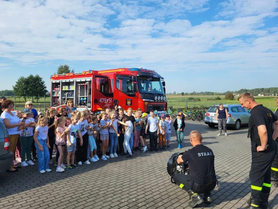 Druhowie z OSP Stanin w szkole w Sarnowie (zdjęcia) Pokazali dzieciom, jak wygląda wóz strażacki od środka - Zdjęcie główne