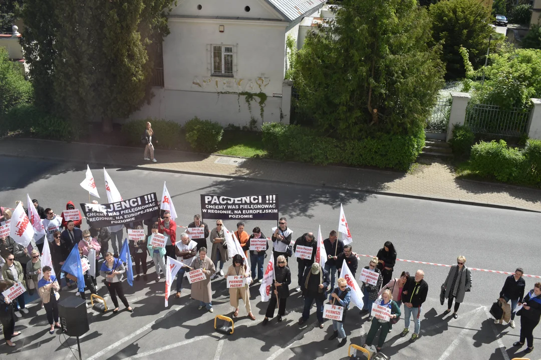 Manifestacja pracowników największego szpitala na Lubelszczyźnie