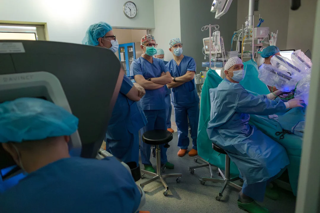 Mniejszy ból i niewielkie blizny po operacji. Lekarze z lubelskiego szpitala pomogli seniorce z nowotworem