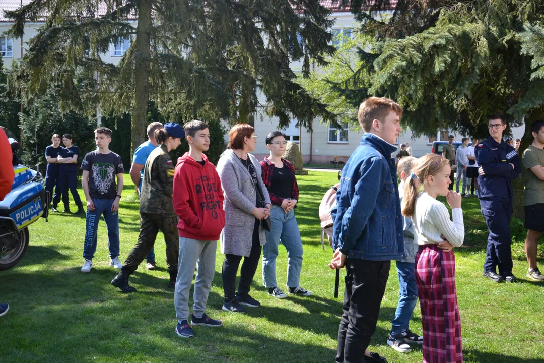 Dzień otwarty w Zespole Szkół w Radoryżu Smolanym (ZDJĘCIA) Goście mogli poćwiczyć strzelanie i musztrę