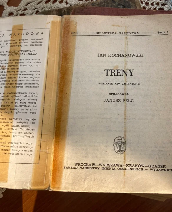 Kurów na literacką nutę. Narodowe Czytanie z Janem Kochanowskim przed biblioteką