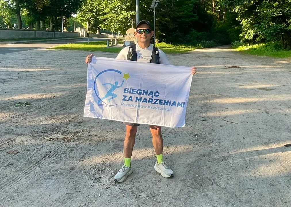 Przemysław Krzyszczak biegnie 1200 km wokół Mazowsza, by pomóc Marcelowi. Start i meta w Żelechowie