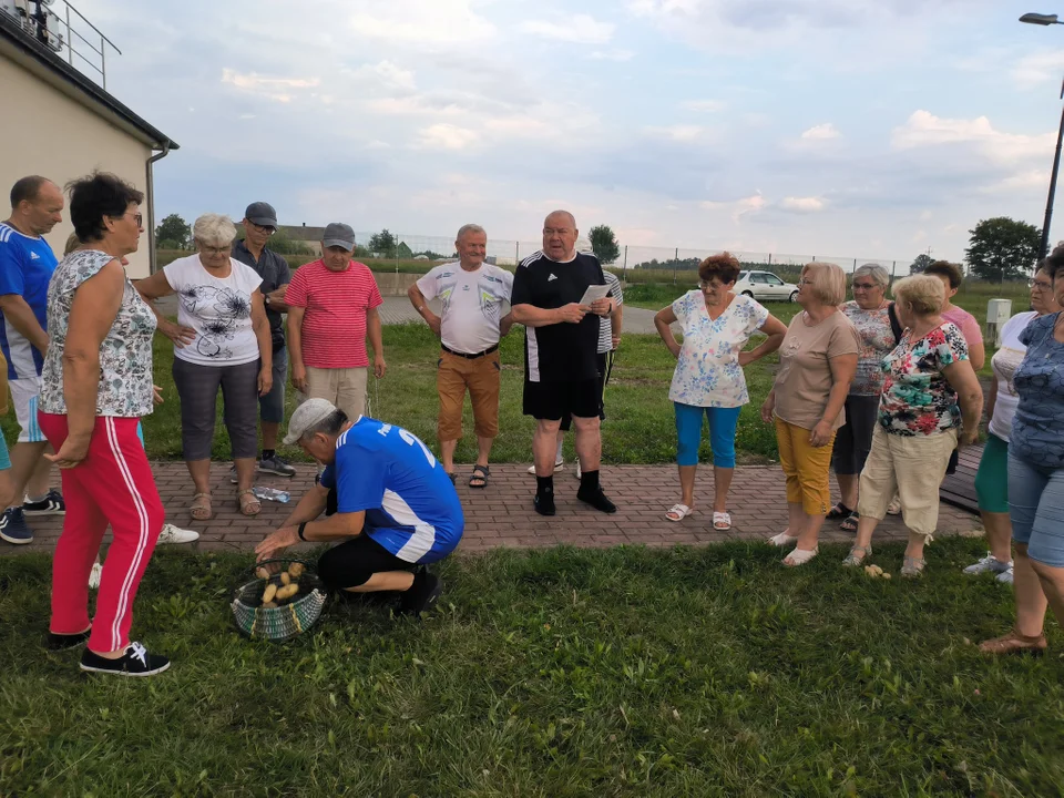 Seniorzy z gminy Stoczek Łukowski rywalizowali dojąc krowę