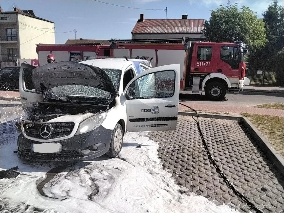 Powiat radzyński: Pracowity dzień strażaków. Dwa pożary budynków i jeden samochodu