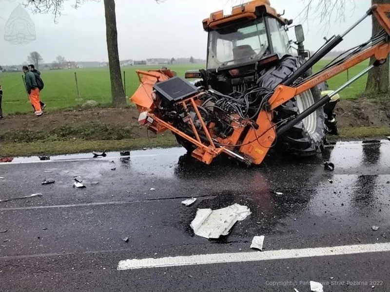 Ciężarówka zderzyła się z ciągnikiem rolniczym. Jedna osoba jest ranna