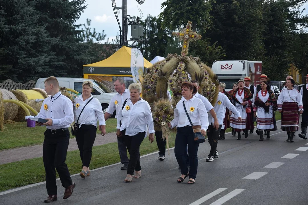 Dożynki Powiatowe w Drelowie 2023. Korowód i prezentacja wieńców