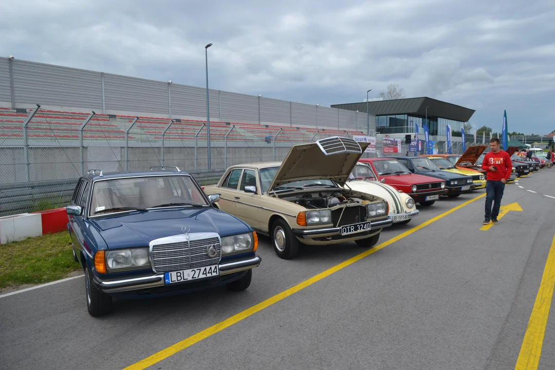 Trwa zlot zabytkowych pojazdów na Autodromie. Jak jest? (foto) - Zdjęcie główne