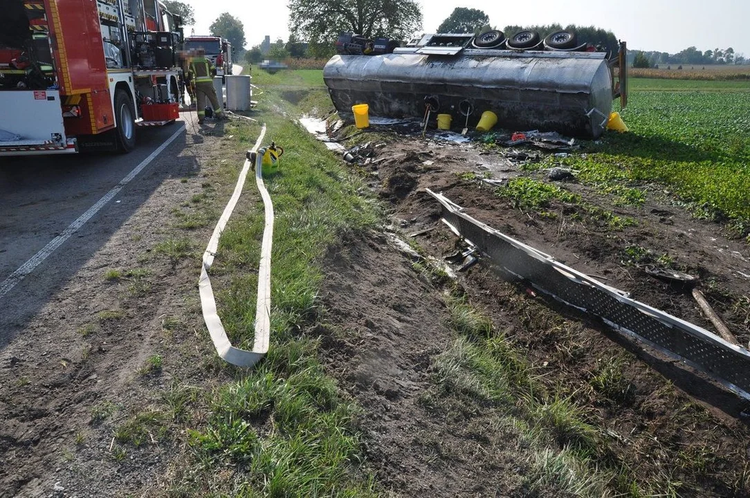 Cysterna dachowała, osobówka potrącił pieszą. Dwa wypadki na terenie powiatu bialskiego