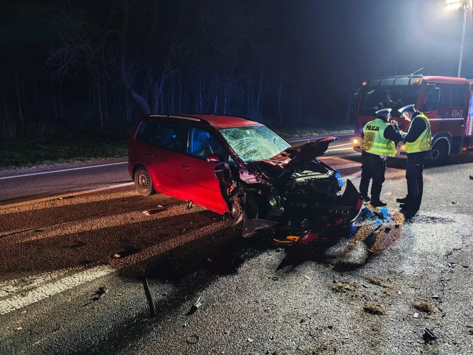 Lubelskie: Osobówka zderzyła się z ciągnikiem rolniczym. Trzy osoby w szpitalu