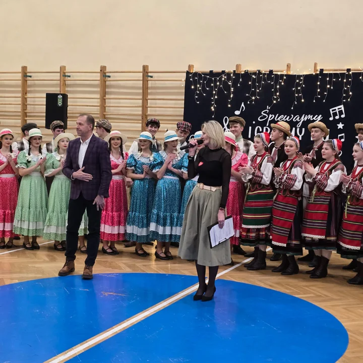 Roztańczona niedziela w szkole w Mysłowie - Zdjęcie główne