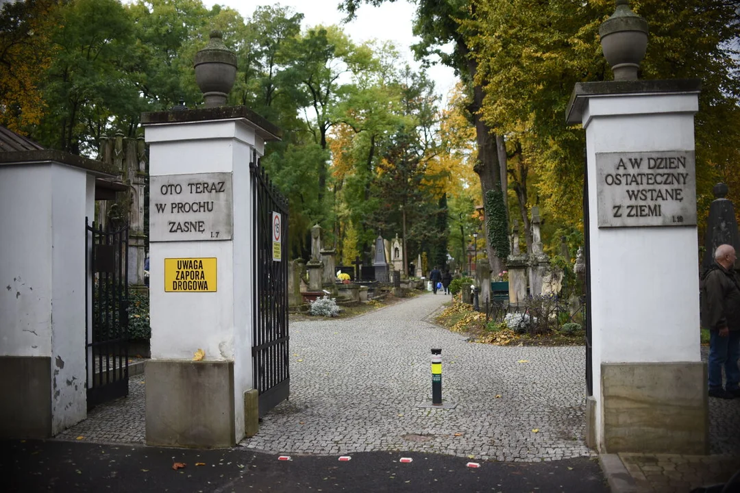 Mieszkańcy sprzątają groby przed Świętem Zmarłych [ZDJĘCIA]