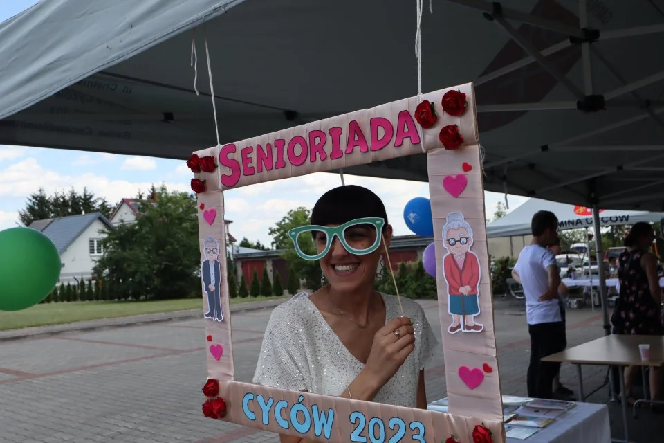 Pierwsza taka „Senioriada” w Cycowie. Był kabaret „Starszych Pań” i gościnny występ zespołu „Z woli babki”. Fotorelacja - Zdjęcie główne