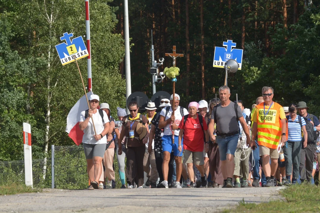 Pątnicy coraz bliżej Jasnej Góry. Fotorelacja z IX dnia na szlaku 48. Lubelskiej Pieszej Pielgrzymki - Zdjęcie główne