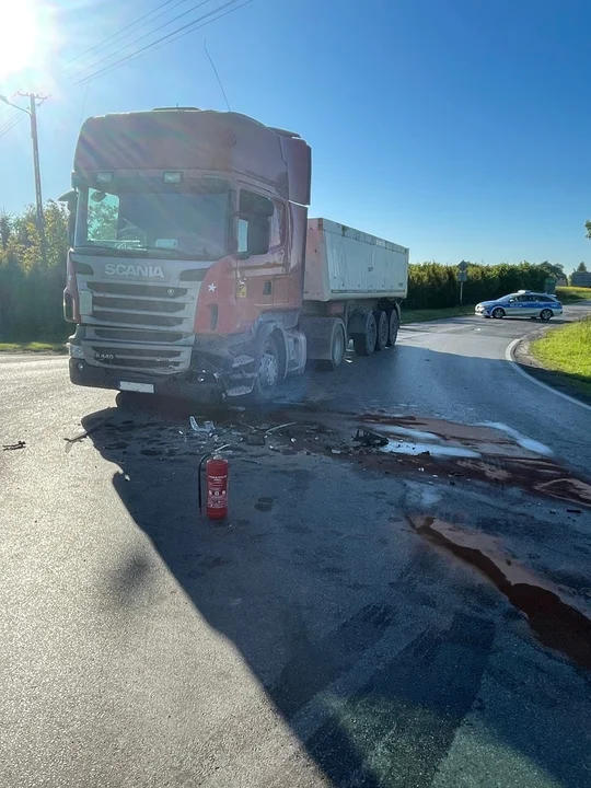 Powiat łęczyński: Osobówka zderzyła z ciężarówką. Jedna osoba w szpitalu