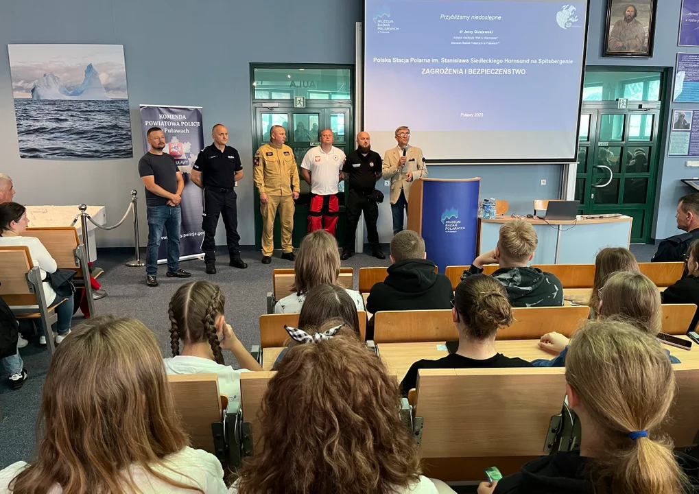 Polarnicy, policja i Szarik na jednej scenie – niezwykła lekcja bezpieczeństwa w Muzeum Badań Polarnych