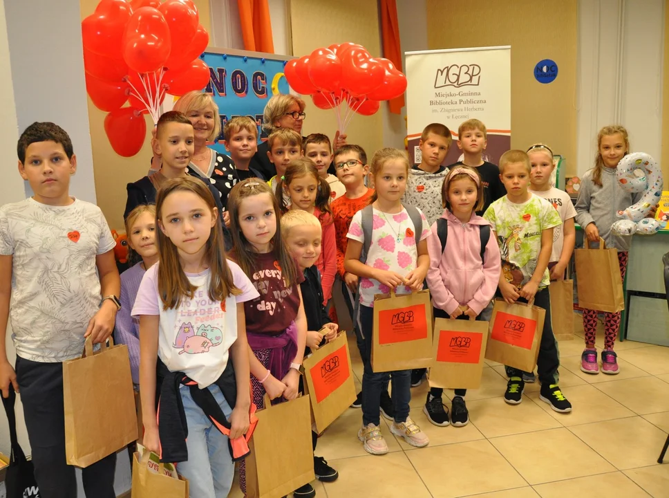 Noc Bibliotek w Łęcznej. Dzieci ułożyły wieżę z książek (ZDJĘCIA) - Zdjęcie główne