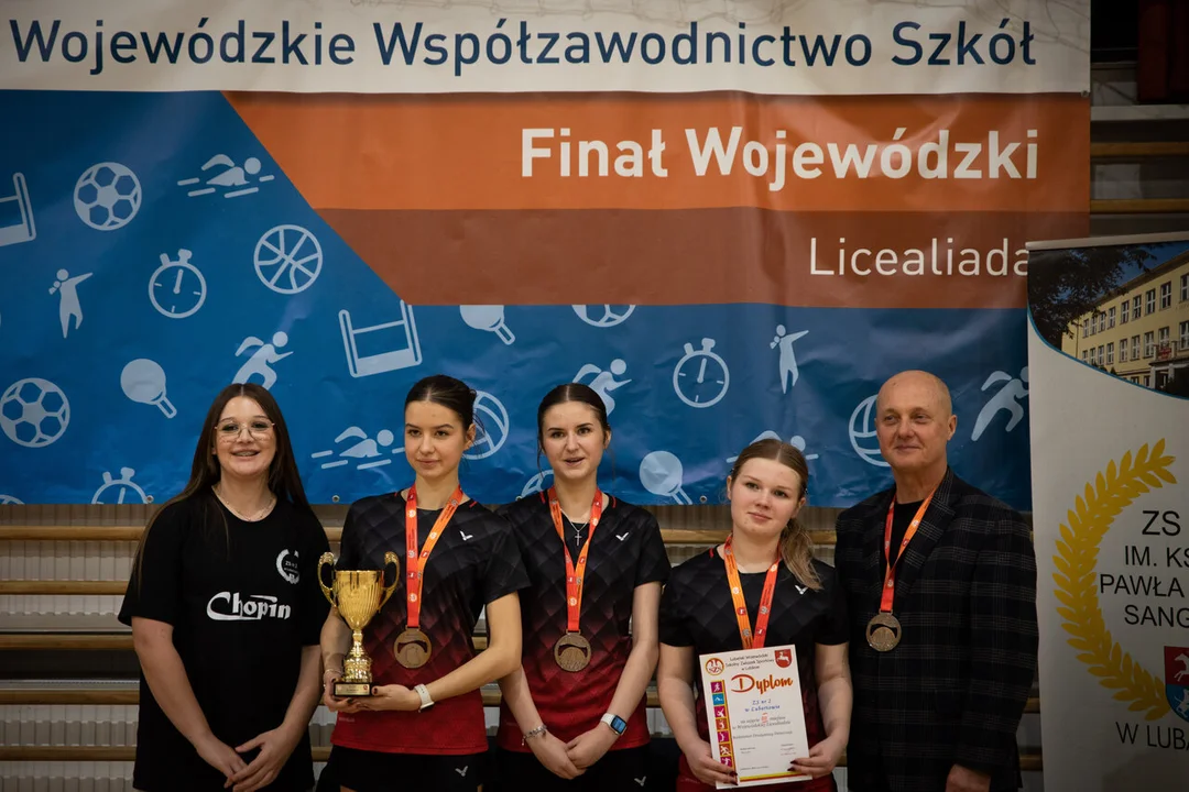 Dziewczęta z ZS 2 na podium w badmintonie drużynowym. III miejsce w województwie (zdjęcia) - Zdjęcie główne