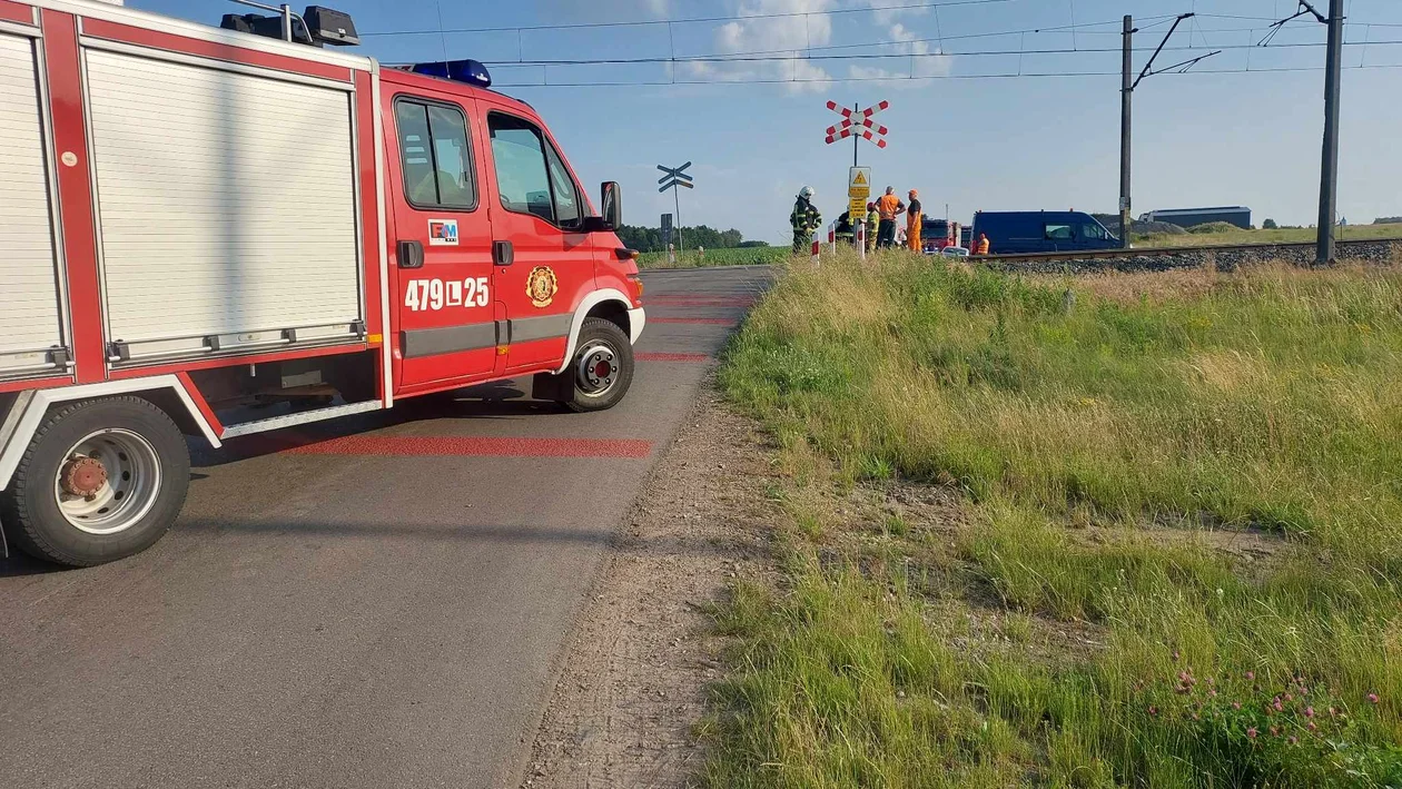 Wjechał pod lokomotywę, bo oślepiło go słońce.